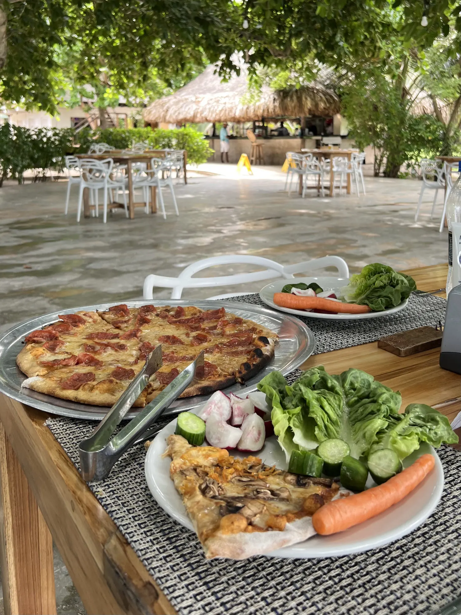Lunch on the terrace: pizza and a fresh salad