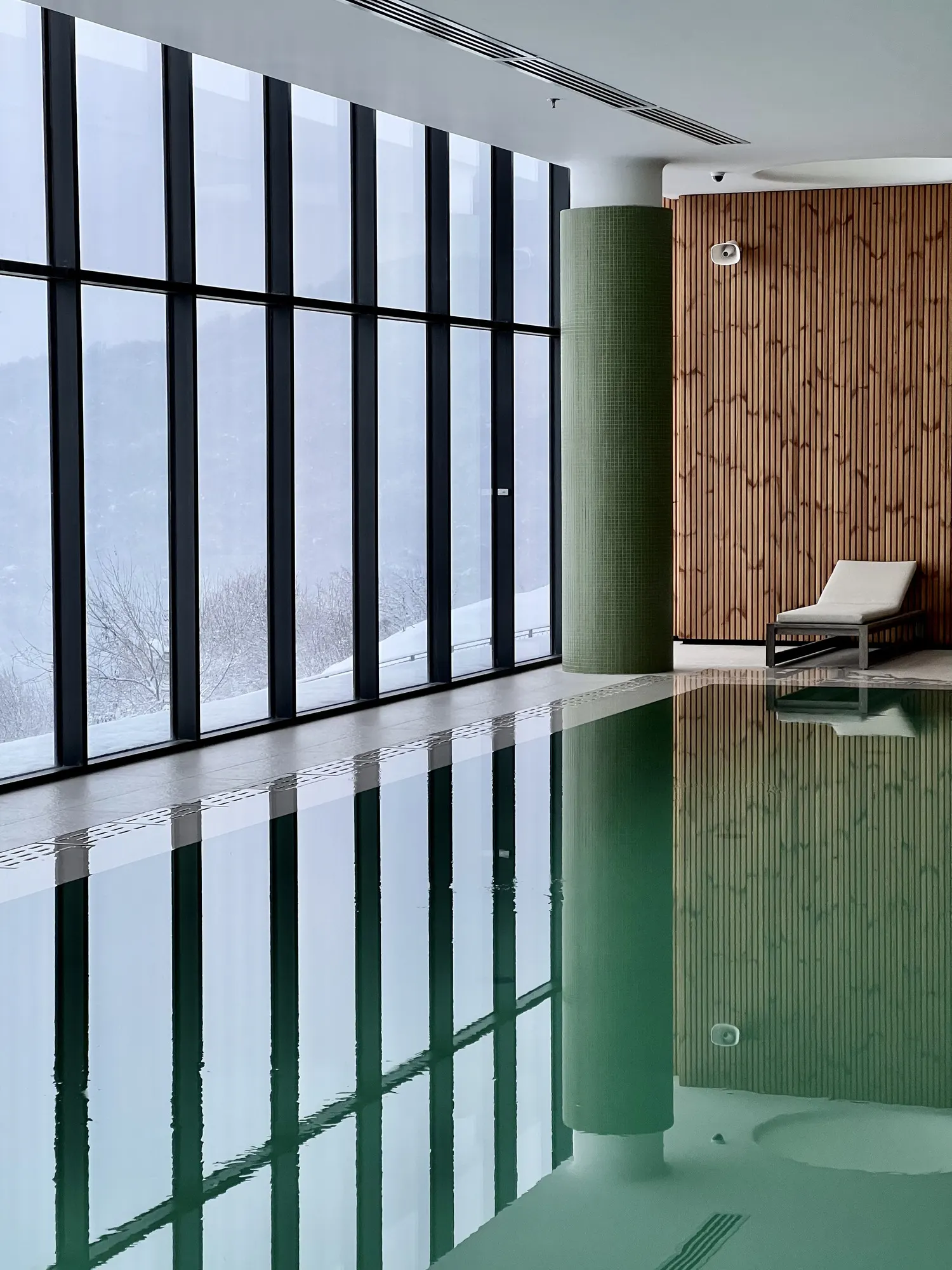 Green water and reflections of the windows
